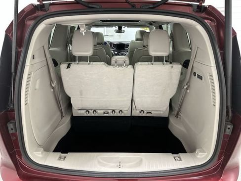 Used 2020 Chrysler Pacifica Limited FWD image 16