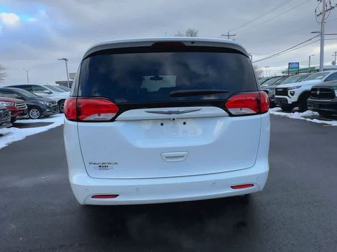 Used 2018 Chrysler Pacifica LX image 7