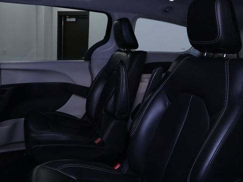 Used 2023 Chrysler Pacifica Touring-L image 16