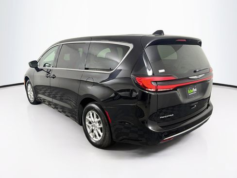 Used 2024 Chrysler Pacifica Touring-L FWD image 5