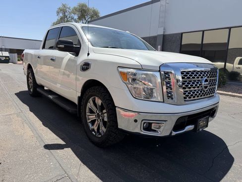 Used 2017 Nissan Titan SV image 4