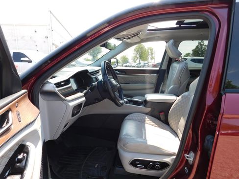 Used 2022 Jeep Grand Cherokee L Summit w/ Advanced Protech Group IV AWD/4WD image 21
