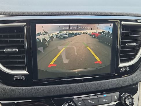 Used 2024 Chrysler Pacifica Touring-L image 11