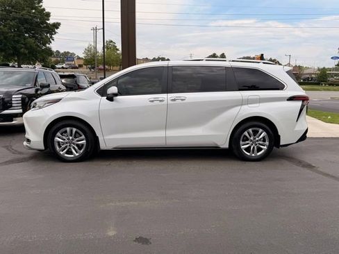 Used 2023 Toyota Sienna Limited FWD image 6