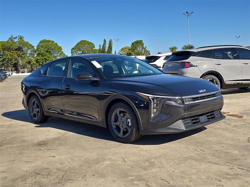 New 2025 Kia K4 LXS image 2