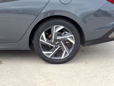 Used 2025 Hyundai Elantra SEL FWD image 9