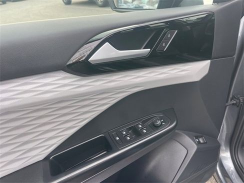 Used 2022 Volkswagen Taos S image 11