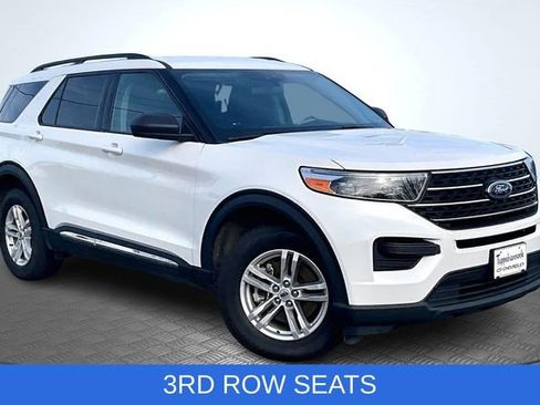 Used 2023 Ford Explorer XLT image 3