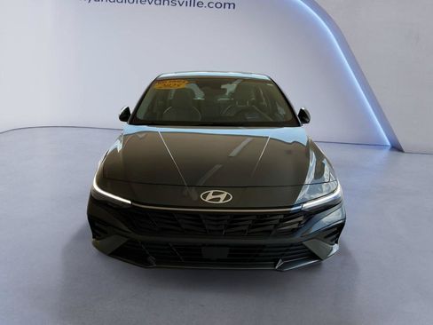 Certified 2025 Hyundai Elantra Limited FWD image 1