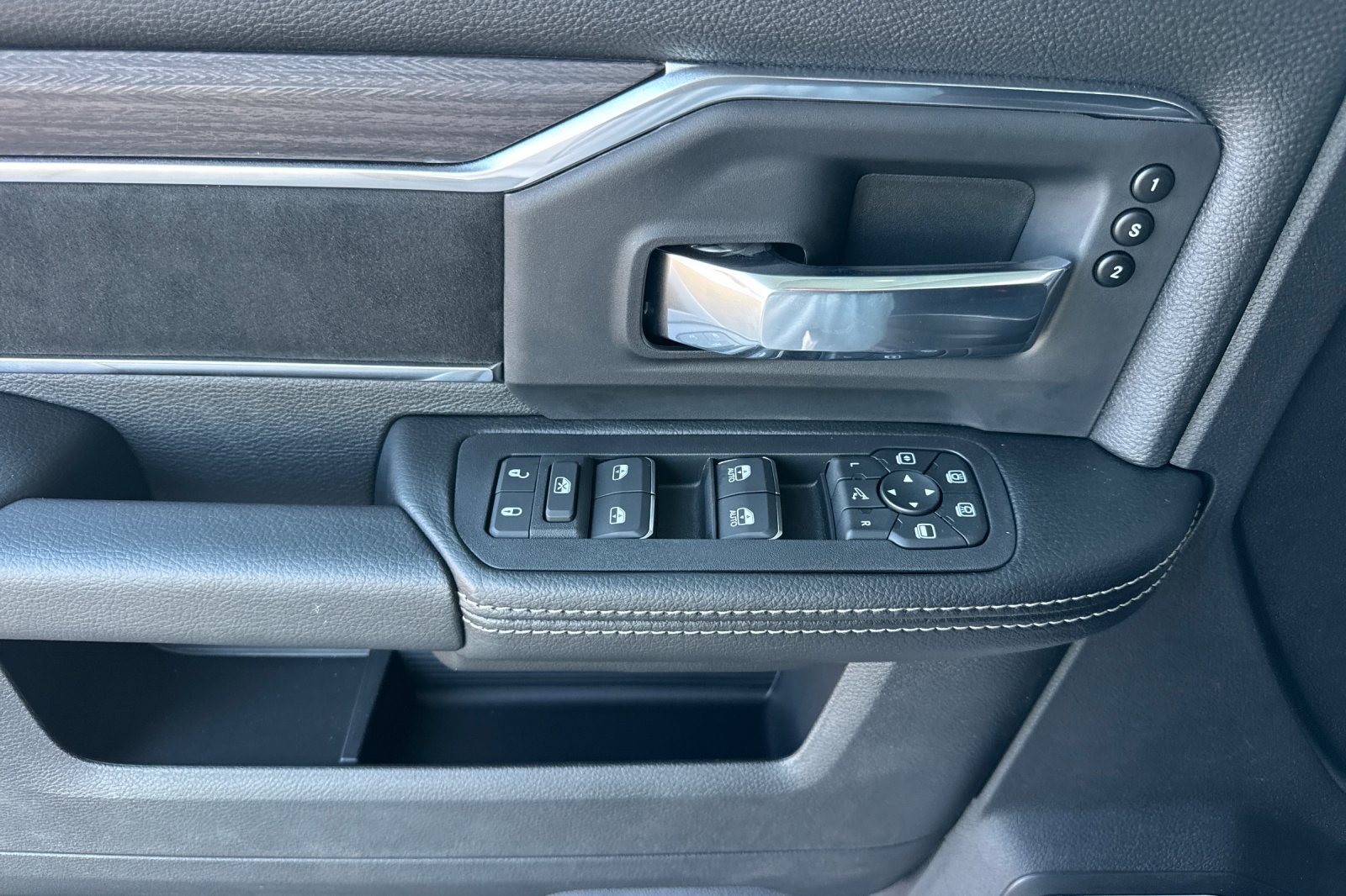 New 2026 RAM 3500 Laramie AWD/4WD image 10
