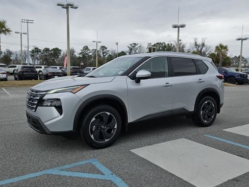 Used 2024 Nissan Rogue SV w/ SV Premium Package image 2