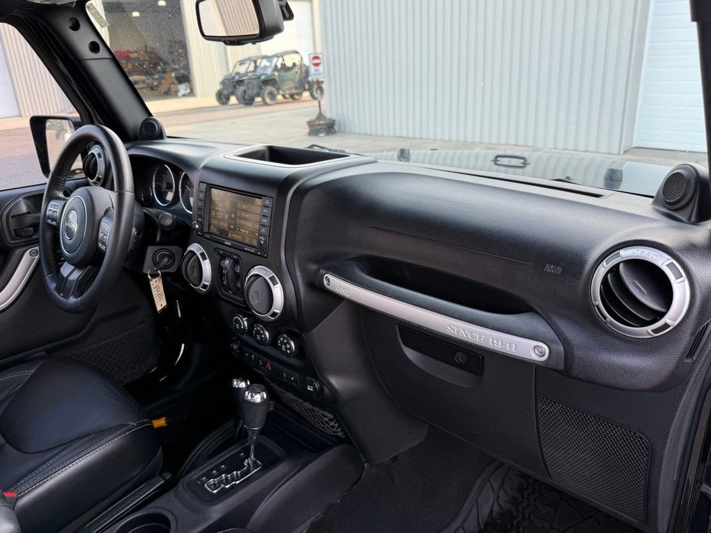 Used 2014 Jeep Wrangler Unlimited Sahara w/ Max Tow Package AWD/4WD image 33