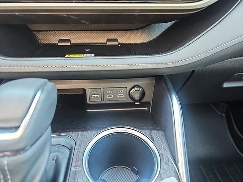 Used 2023 Toyota Highlander Platinum image 26