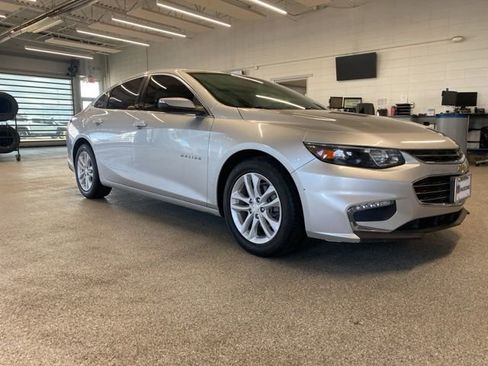 Used 2017 Chevrolet Malibu LT FWD image 3