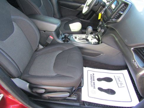 Used 2019 Jeep Cherokee Latitude w/ Cold Weather Group image 17