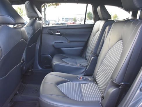 Used 2023 Toyota Highlander XSE image 16