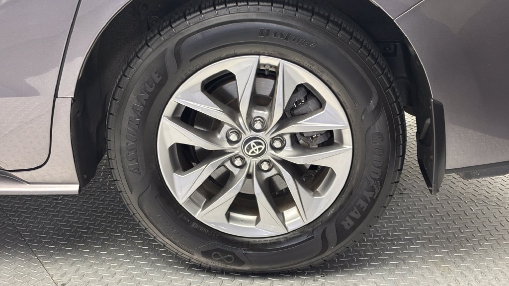 Certified 2024 Toyota Sienna LE FWD image 6