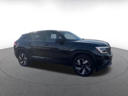 Used 2025 Volkswagen Atlas Cross Sport SE image 2