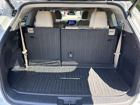 Used 2023 Toyota Highlander XLE FWD image 39