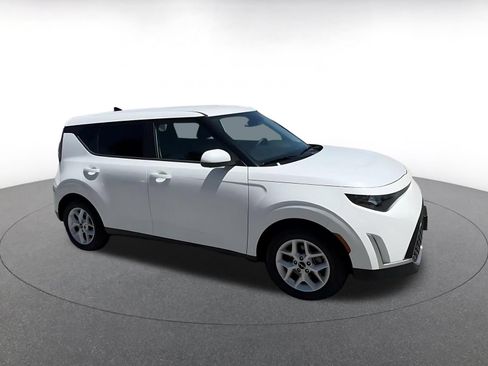 Used 2025 Kia Soul LX w/ LX Technology Package FWD image 2