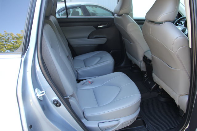 Used 2022 Toyota Highlander XLE AWD/4WD image 40