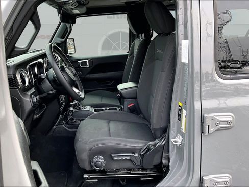 Used 2023 Jeep Wrangler Sahara image 11