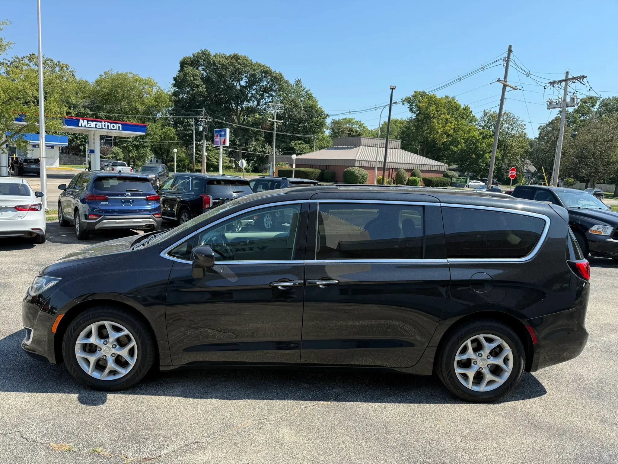 Used 2017 Chrysler Pacifica Touring Plus w/ Tire & Wheel Group FWD image 4