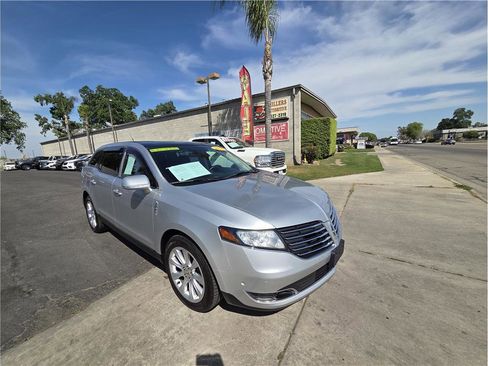 Used 2018 Lincoln MKT AWD w/ Technology Package image 3
