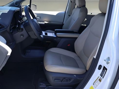 Certified 2021 Toyota Sienna Limited FWD image 11
