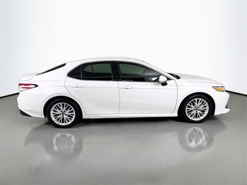 Used 2018 Toyota Camry L image 8