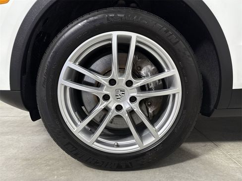 Certified 2022 Porsche Cayenne w/ Premium Package Plus image 10