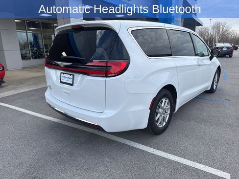 Used 2025 Chrysler Pacifica Select image 3