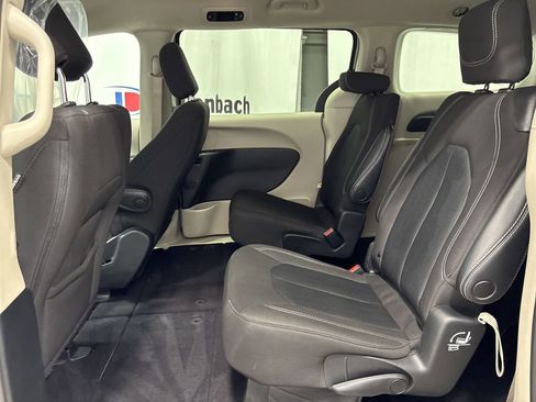 Used 2022 Chrysler Voyager LX image 17
