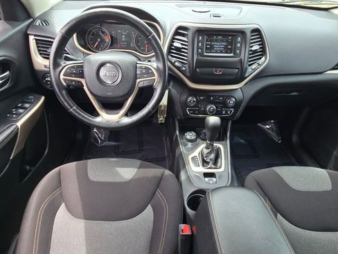 Used 2018 Jeep Cherokee Latitude w/ Cold Weather Group AWD/4WD image 2