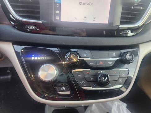 Used 2022 Chrysler Voyager LX image 9