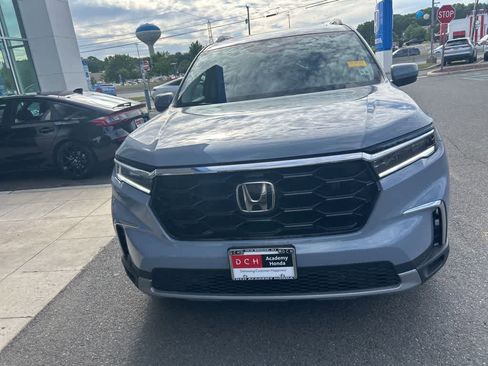 Used 2025 Honda Pilot Touring image 2