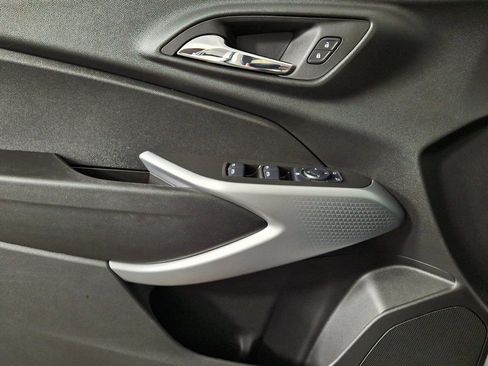 Used 2025 Chevrolet Trax RS w/ Sunroof Package image 23