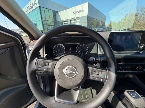 Used 2023 Nissan Rogue SV image 9