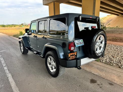 Used 2015 Jeep Wrangler Unlimited Sahara w/ Dual Top Group AWD/4WD image 5