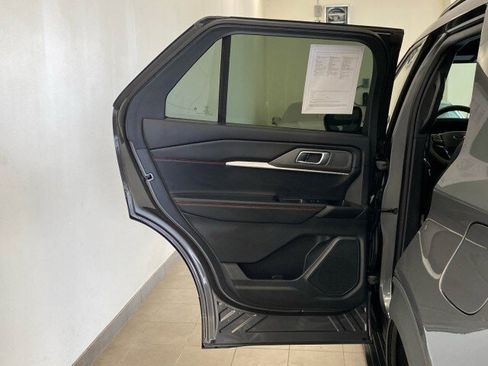Used 2025 Ford Explorer ST-Line image 8