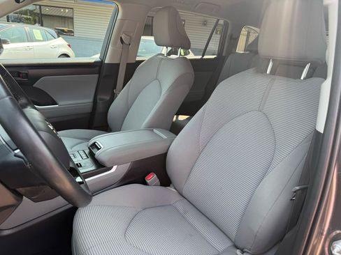 Used 2021 Toyota Highlander LE FWD image 9