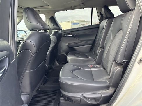 Used 2022 Toyota Highlander XLE image 12