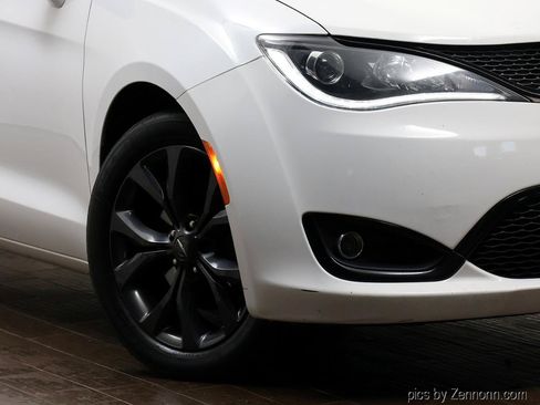 Used 2020 Chrysler Pacifica Touring w/ S Appearance Package FWD image 3
