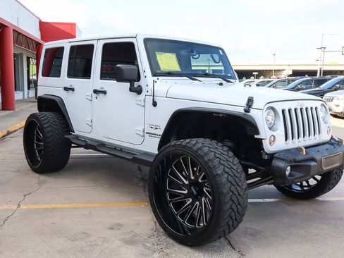 Used 2017 Jeep Wrangler Unlimited Sahara w/ Connectivity Group image 4