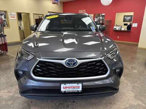 Used 2022 Toyota Highlander XLE image 2