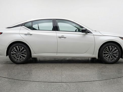 Used 2025 Nissan Altima 2.5 SV FWD image 11