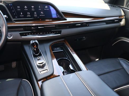 Used 2024 Cadillac Escalade Premium Luxury AWD/4WD image 17