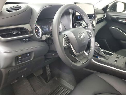 Used 2025 Toyota Highlander XLE image 24