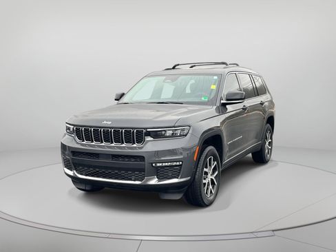 Used 2025 Jeep Grand Cherokee L Limited w/ Luxury Tech Group II image 7