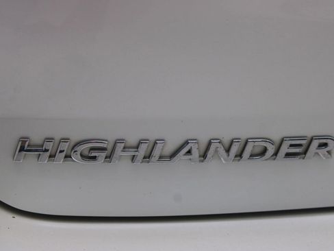 Used 2018 Toyota Highlander XLE image 19